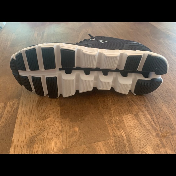 Women’s ON Cloud 5 Running Shoe - Black/White - Size 6.5 - Picture 4 of 6
